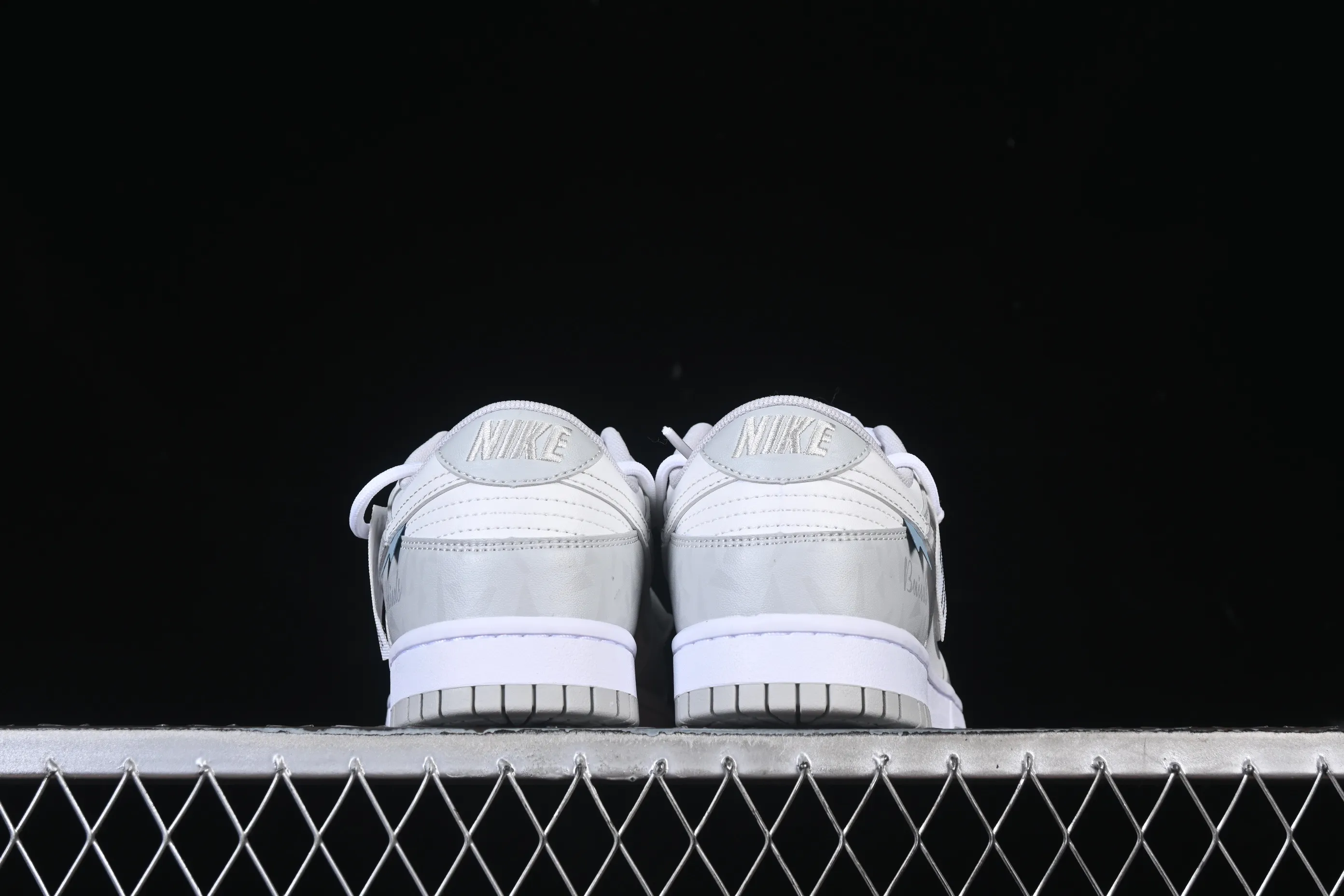 All categories Nk SB Dunk Series Nk SB Dunk Low High-end customized low-top sneakers Nike SB Dunk Low Gray and white straps low-top casual sneakers HF0730-160